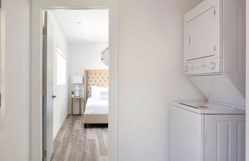 Experience Luxury 4BR Townhouse Sleeps 8 with Parking - Foto 28