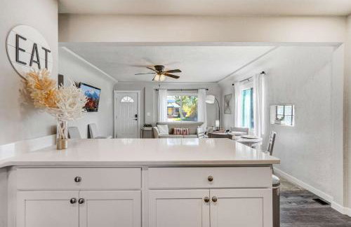 Newly Built 3BD Retreat w Mtn Views & Game Room - Foto 20