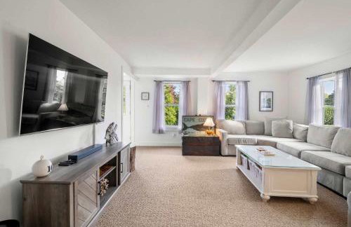 Walk to Water Access to Hiking Trails! - Foto 7