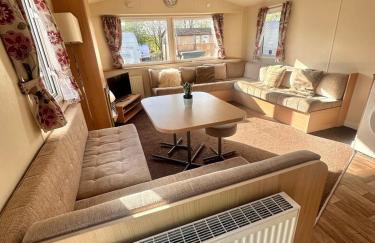 Two Bedroom Willerby Caravan Located in Uddingston, Glasgow at Maryville Caravan Site - Photo 3