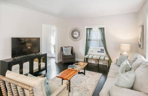 Spacious Home in DT Libertyville Near Naval Base - Foto 7