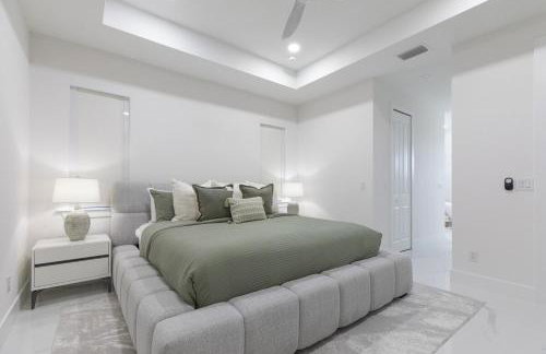 KING BED - FREE Pool Heat - 85 in TV - 4BR Villa - Foto 50