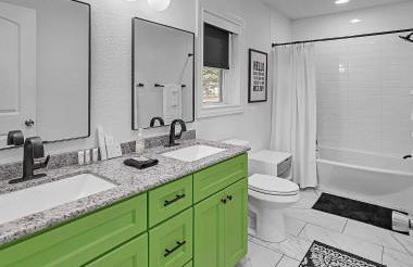 New-The Mod Poppy Large home 10 minutes from it all - Photo 35