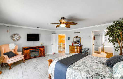 Pet-Friendly Riverside Retreat with Private Spa! - Foto 13