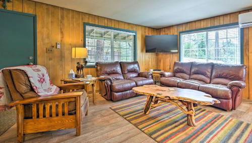 Near Hiking Trails Woodsy Pine Cabin with Fire Pit - Foto 4