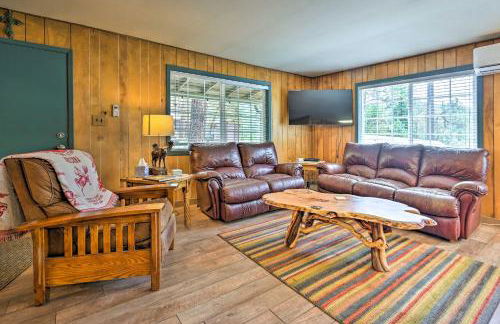 Near Hiking Trails Woodsy Pine Cabin with Fire Pit - Foto 4