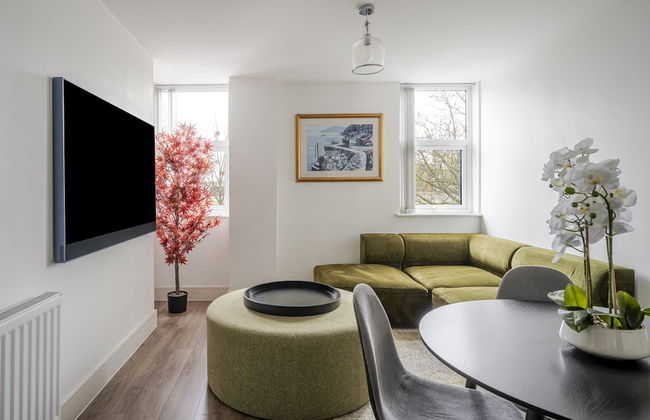 Luxurious 2 Bedroom Apartment With Free Parking - Photo 20