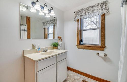 Cozy New York Farmhouse with Porch, Grill and Fire Pit - Foto 21