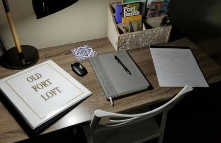 Old Fort Loft King & Queen suites nearest accomodation to Marshals Museum power your EV for free! - Foto 14