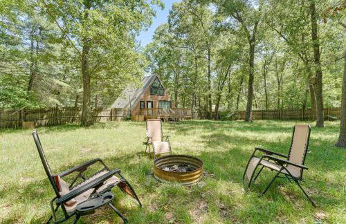 Walk to Fox Lake Pet-Friendly A-Frame with Fire Pit - Foto 2