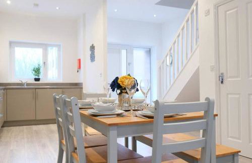 Prime Location - 4 Bedroom 3 Bathroom House - Sleeps up to 8 - Free Parking, Fast Wifi, Balcony, Smart TV and Private Garden by Yoko Property - Foto 16