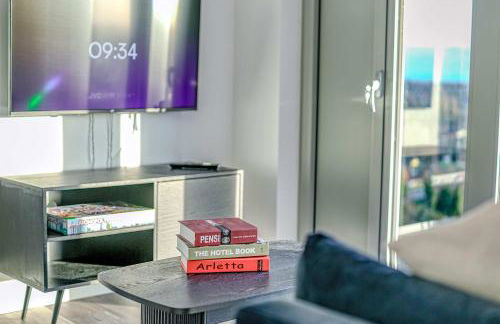 2-BR Near Salford Royal - City & Town Centre View - 1 Minute to Train & Tram Station - Sleeps 6 - Foto 69