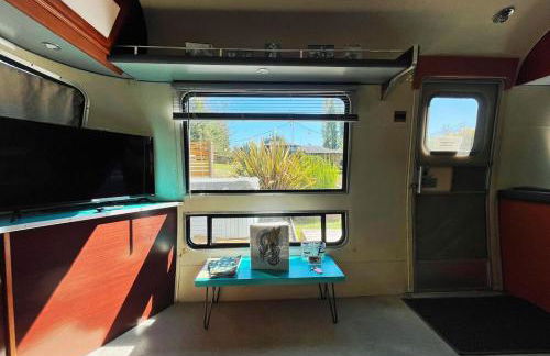 Peaceful Farm Airstream Camper Retreat - Hot Tub - Foto 17