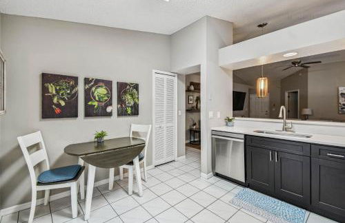 THIS IS PARADISE FOUND! Private In-Ground Pool Home, Views, Near Dis, NO Steps, LOW Rates! - Foto 114