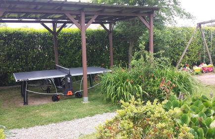 Le So Sweet, maison avec jardin clos, terrasse aménagé, jeux et jouets, baby foot, flipper, table de ping pong, à 1km de la plage d' Omaha beach et près Port en Bessin - Foto 8