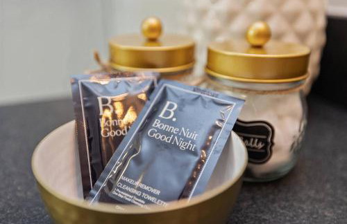 Downtown | Gorgeous | Pet Friendly! - Photo 38