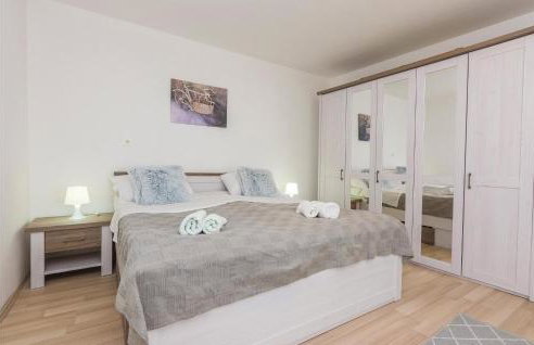 Gorgeous Home In Nadin With Wifi - Photo 31