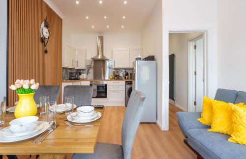 Stylish 3 Bedroom Sea View Apartment -Free Parking- Sleeps 9 - Photo 24