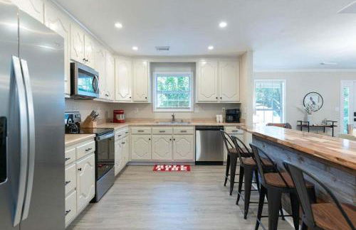 15 Min to UA Private Heated Pool Huge Yard Luxe Master - Foto 2