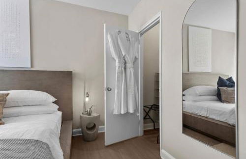 The Sutton - Elevated Minimalist Escape with Free Parking and Metro - Foto 7