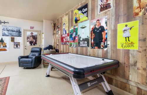 A super variety of games, golf carts, & unique decor near Zion National Park! - Foto 23