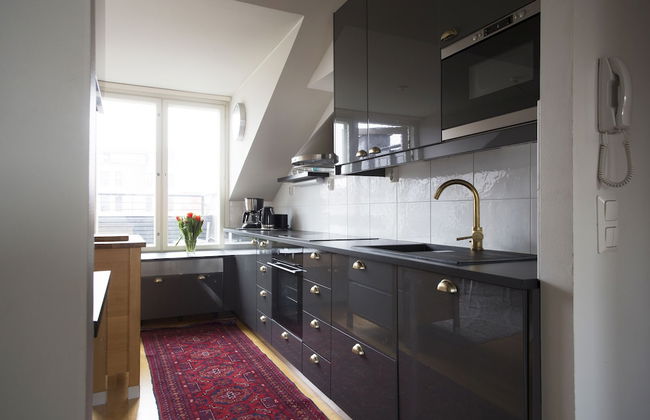 2ndhomes 2BR Penthouse with Balcony and Sauna - Photo 9