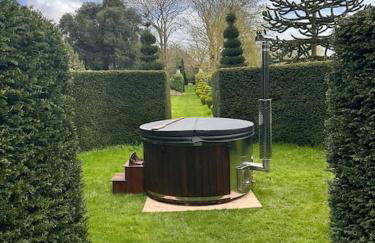 CRESSY HALL - Historic Grade II Listed Manor, Gorgeous Topiary Garden - Foto 34