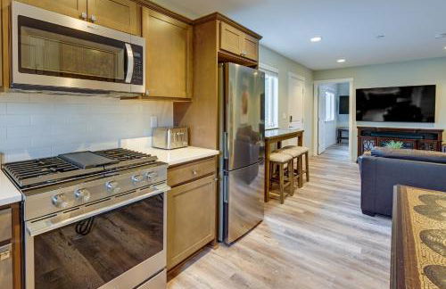 Easy Commuting! Modern SeaTac Unit with Fireplace - Foto 10