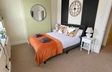 Stylish Gateway-2 bedroom house -5 minutes from the beach - Foto 1