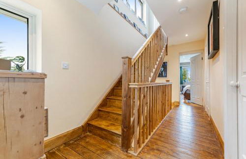 Whimsical Countryside Escape with Sprawling Garden - Foto 29