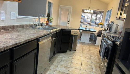 HotTub-King Bed -Fire pit-BBQ-Pristine Kitchen - Foto 3