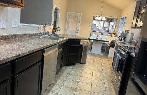 HotTub-King Bed -Fire pit-BBQ-Pristine Kitchen - Foto 3