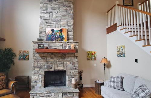 Fireside Retreat Hot Tub, Game Area, Fire Pit & Mountaintop Views! - Foto 13