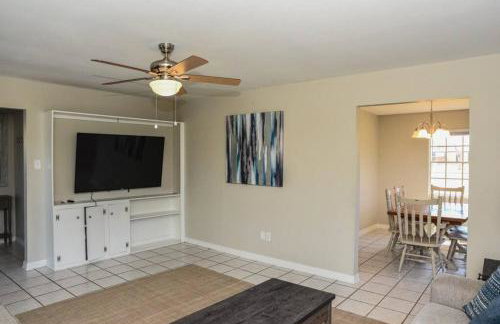 Classic Colonial Home near Main Street - Foto 4