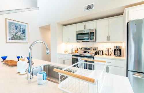 RiverWalk PentHouse Oasis w/Free Parking Gym Pool - Photo 9