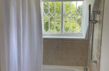 Holly Cottage, 2, Northbrook Park, Farnham-up to 6 adults - Photo 8