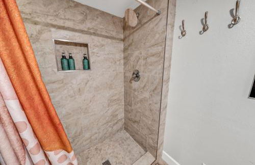 NEW! HUGE 5BR Mountain Views Game Room Hot Tub Lawn Games BBQ - Photo 62