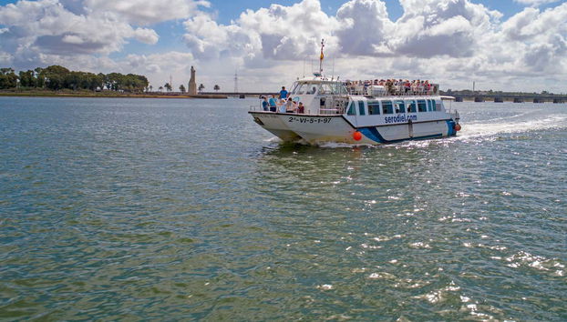 La barca che scivola sulle acque dell'Odiel