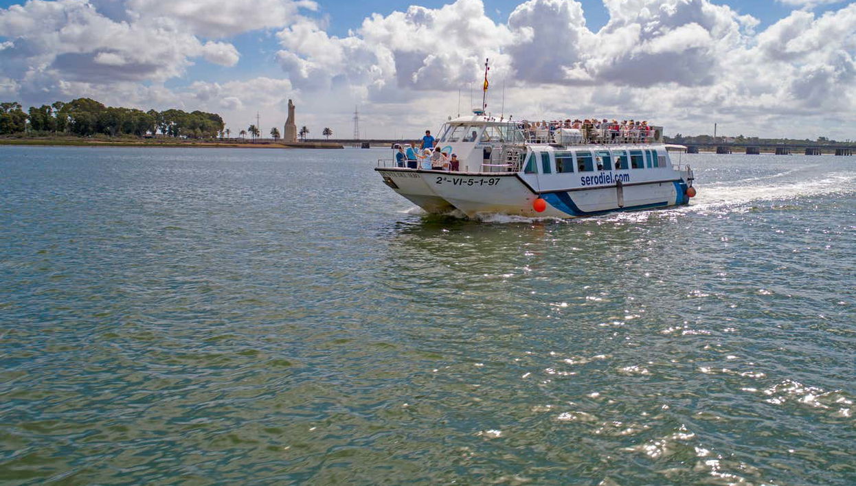La barca che scivola sulle acque dell'Odiel