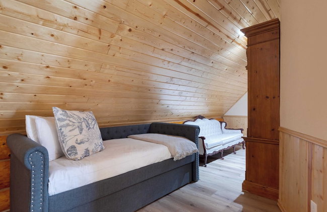 Pinetree Place by Avantstay Group Cabin w/ Hot Tub Minutes to the Lake - Photo 57