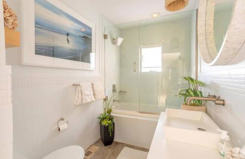 Surfside Villa by Rove Travel - Oceanfront Home with Hot Tub - Foto 31