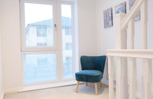 Prime Location - 4 Bedroom 3 Bathroom House - Sleeps up to 8 - Free Parking, Fast Wifi, Balcony, Smart TV and Private Garden by Yoko Property - Foto 23