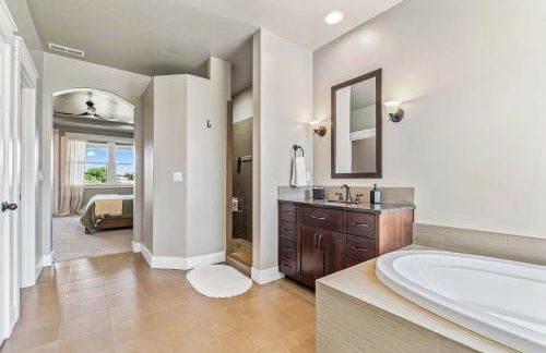 Modern 5BR Retreat with Hot Tub Cold Plunge & Park - Foto 32