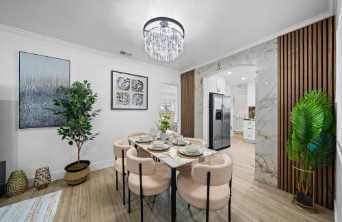 Entire Private Home with 4 Bedrooms 2 Bathrooms, Hot Tub, King Bed, 80 TV, Gated Yard, Ranch Style, Available Now - Foto 31