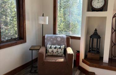 Spacious 4 Bedroom Chalet on Hiking Trails - Foto 9