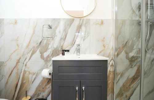 Gloucester Rd By N And N Stays, Newly Refurbed 6 Bed all ensuite house by N And N Stays Ltd, Perfect for contractors and Corporate stays, Close to YTL Arena Site, Pvt Parking for Vans and and work vehicles, Wifi - Foto 38