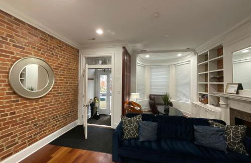 Classy Victorian Brownstone Subway Shopping - Photo 48