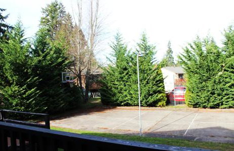 Bright 3 bedroom home with full kitchen, fenced backyard, sports court and free parking - Foto 35