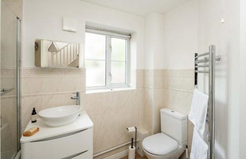 Loughton Hideaway: Cozy 1BD Near Tube & Nature - Foto 16