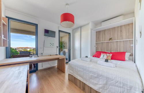 GuestReady - Chic Stay with Jacuzzi and Parking - Photo 6